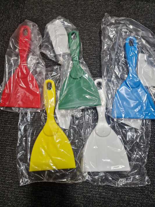 Plastic scraper (scoopy mould use)